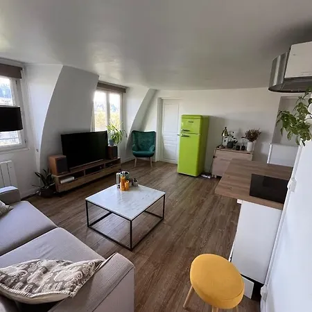 Large Two-room In Oberkampf